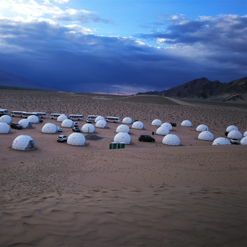 100 قطعة من خيام التخييم من قبب الصحراء لـ N37 ° Starry Sky Campground في Dachaidan ، تشينغهاي ، الصين